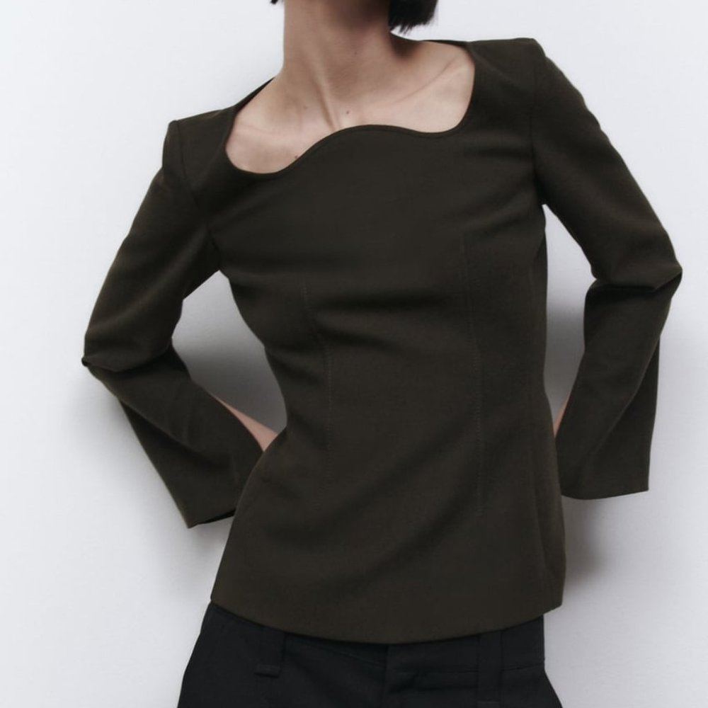 NWT TOPSTITCHED KHAKI SLIT TOP. - Picture 1 of 10
